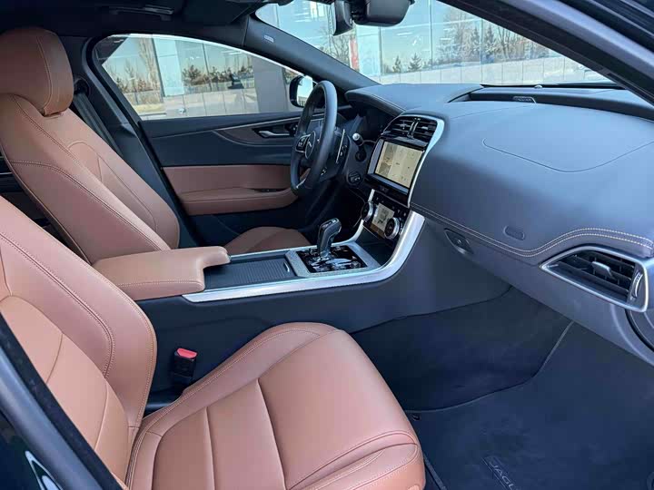 Фото 6 - Jaguar XE L