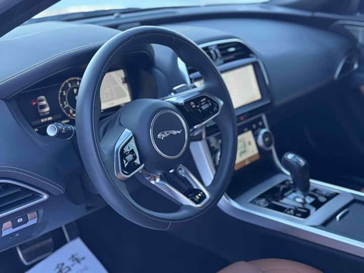 Фото 8 - Jaguar XE L