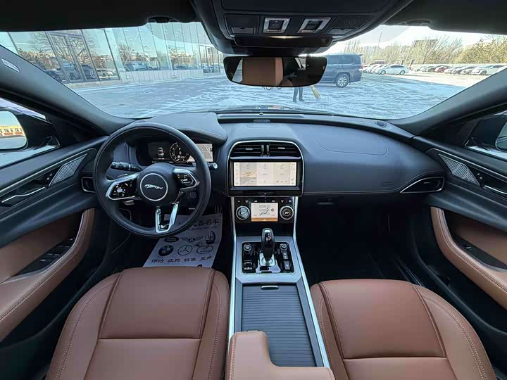 Фото 9 - Jaguar XE L