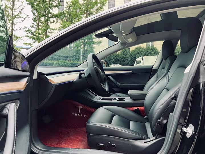 Фото 4 - Tesla Model 3