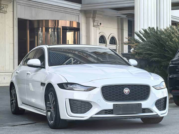 Фото 2 - Jaguar XE L