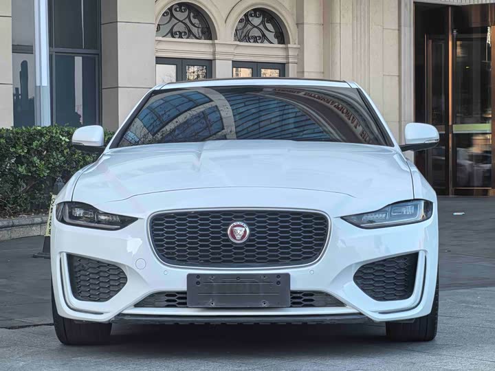 Фото 3 - Jaguar XE L