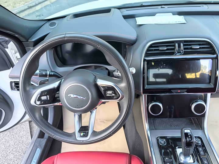 Фото 6 - Jaguar XE L