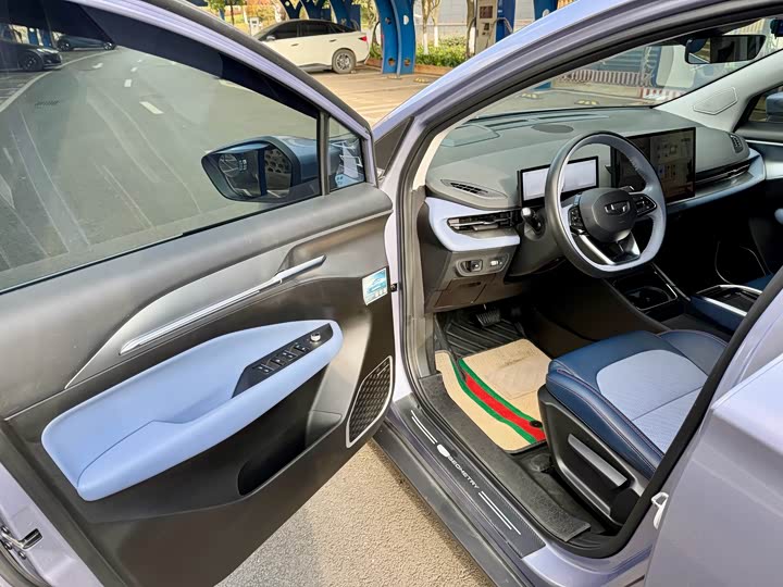 Фото 8 - Geely Geometry M6