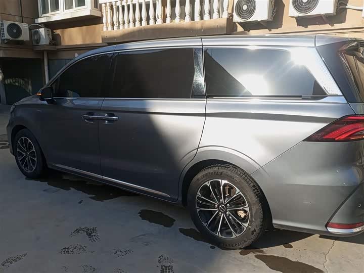 Фото 5 - Roewe iMax 8