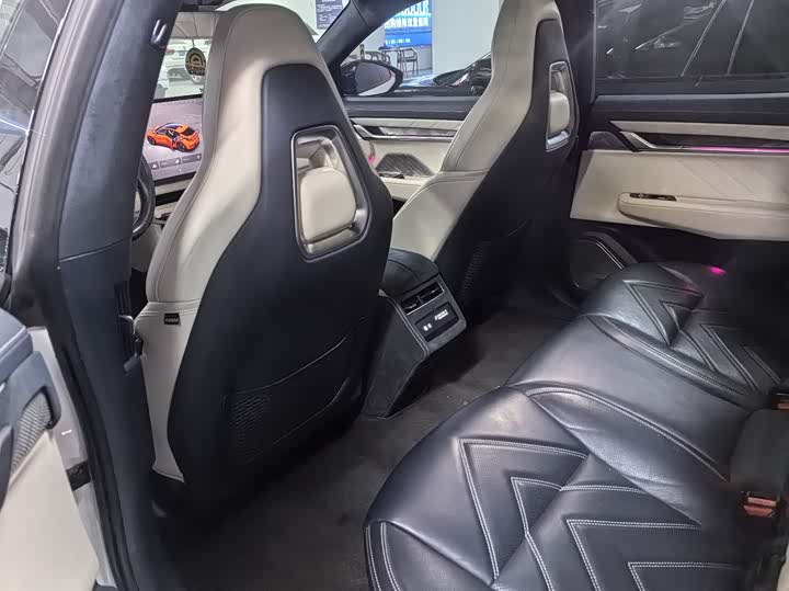 Фото 9 - Zeekr 001