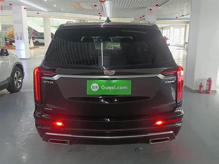 Фото 6 - Cadillac XT6