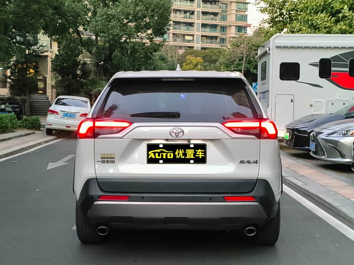 Фото 4 - Toyota RAV4