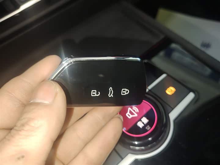 Фото 9 - Volkswagen Tiguan L Pro