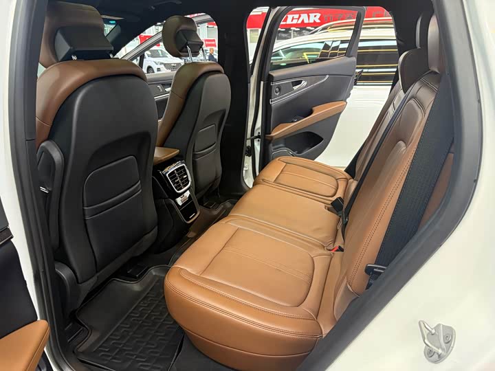 Фото 9 - Lincoln Nautilus