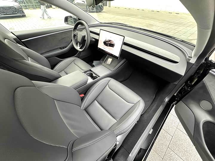 Фото 4 - Tesla Model 3