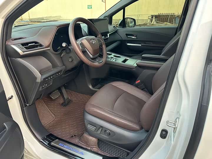 Фото 7 - Toyota Sienna