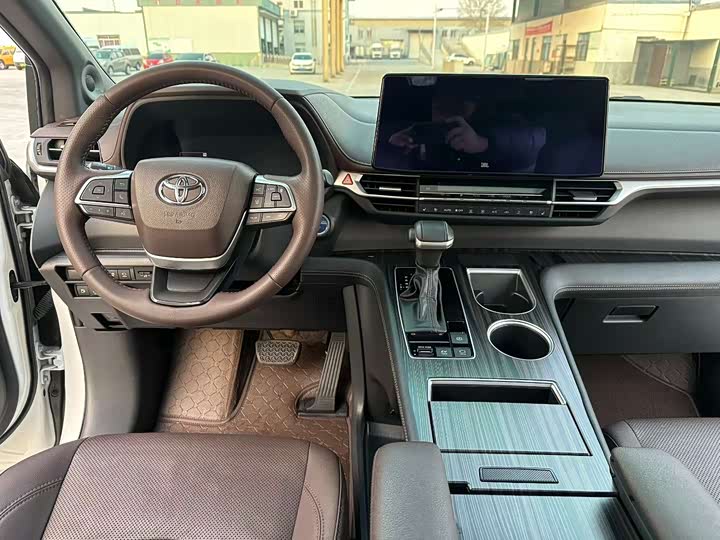 Фото 8 - Toyota Sienna