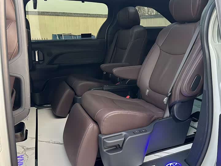 Фото 9 - Toyota Sienna