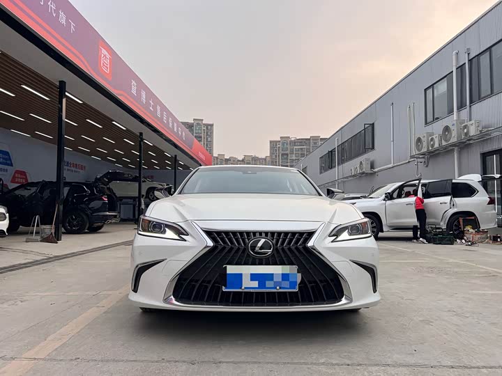 Фото 2 - Lexus ES
