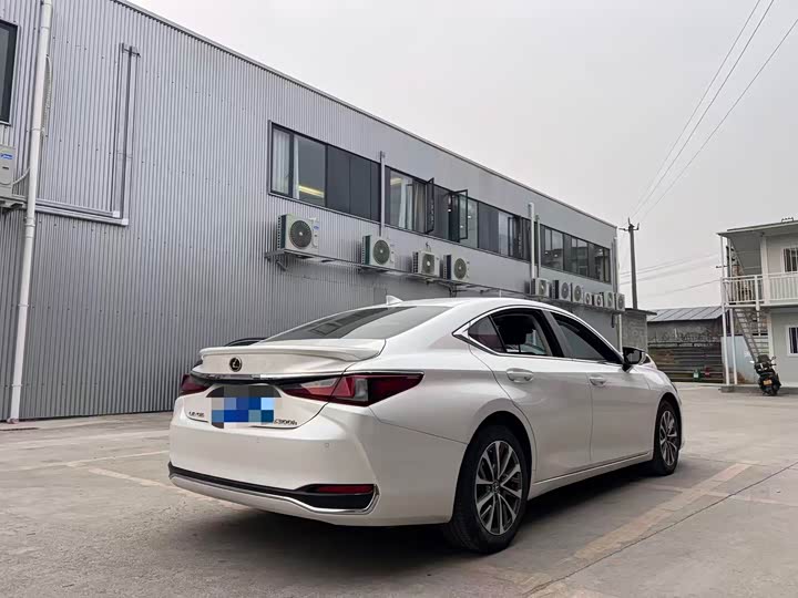 Фото 3 - Lexus ES