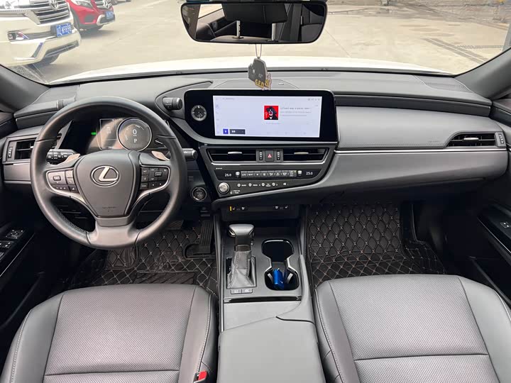 Фото 5 - Lexus ES