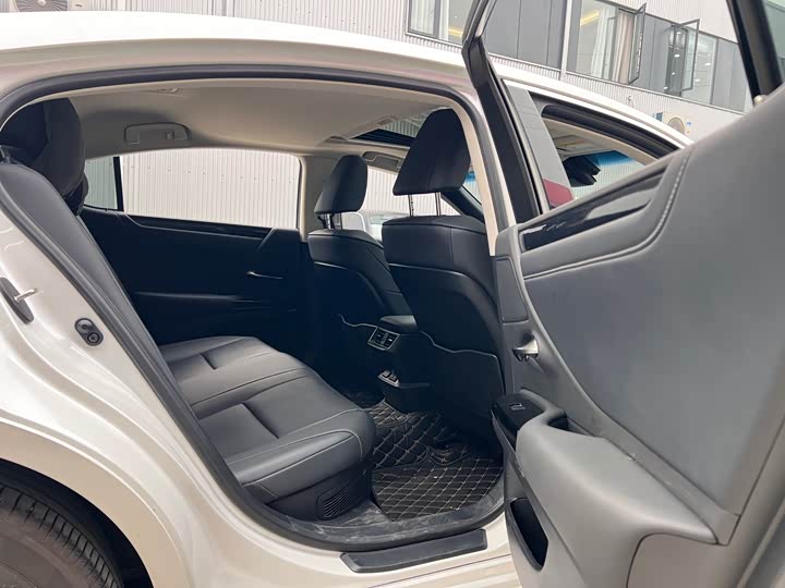 Фото 6 - Lexus ES