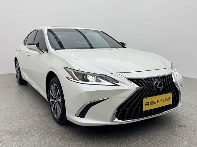 Фото 3 - Lexus ES