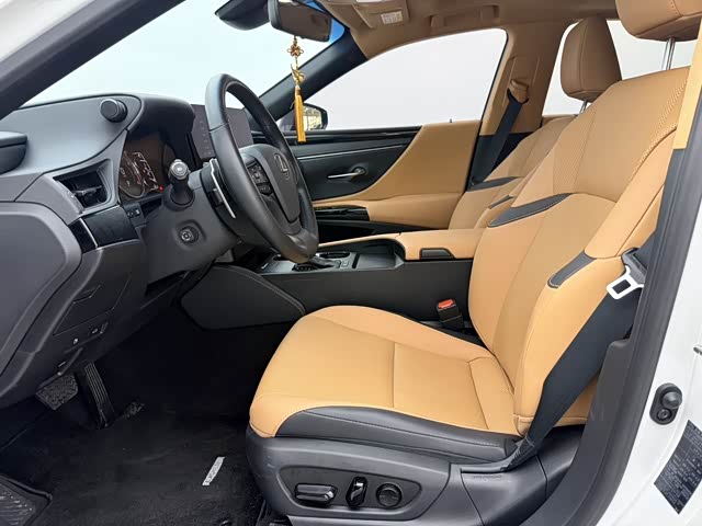 Фото 8 - Lexus ES