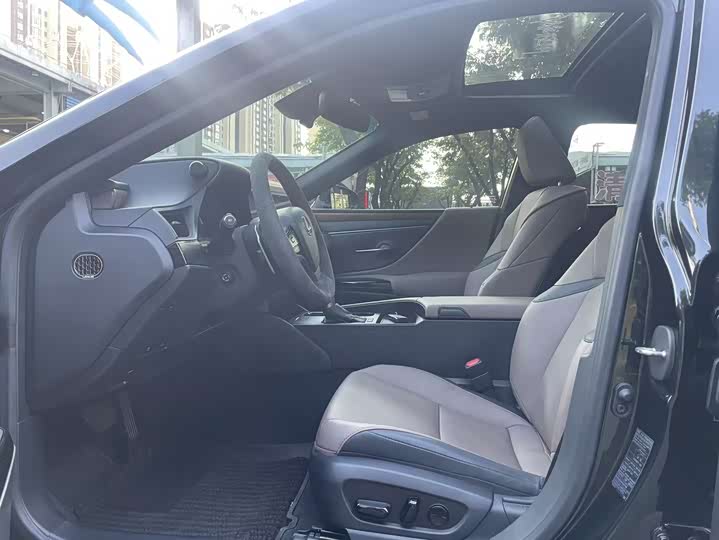 Фото 5 - Lexus ES