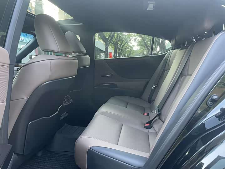 Фото 6 - Lexus ES