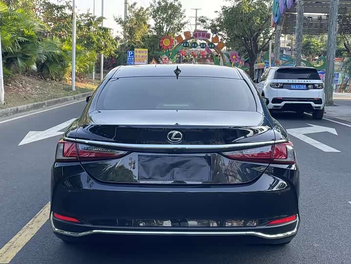 Фото 8 - Lexus ES