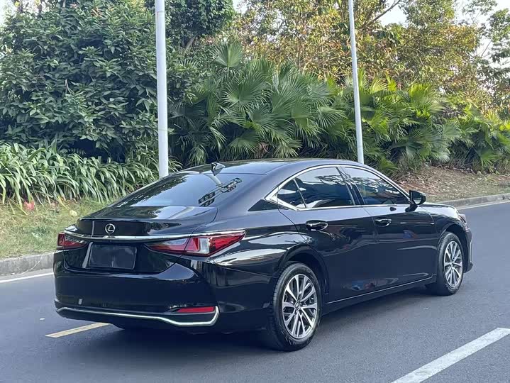 Фото 9 - Lexus ES