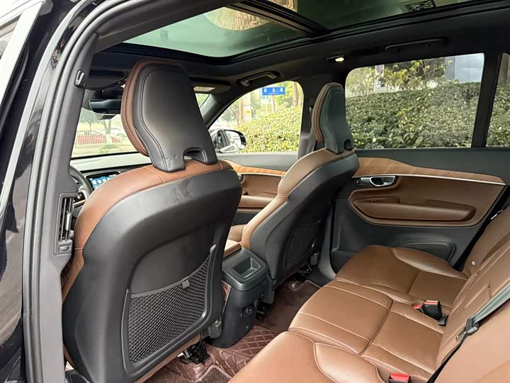 Фото 9 - Volvo XC90