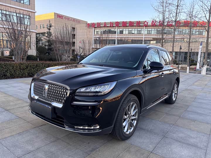 Фото 2 - Lincoln Corsair