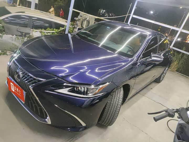 Фото 1 - Lexus ES