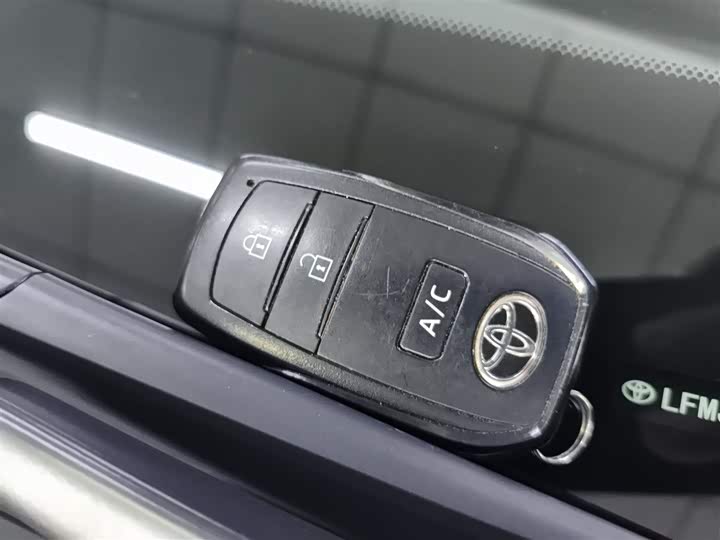 Фото 9 - Toyota bZ4X