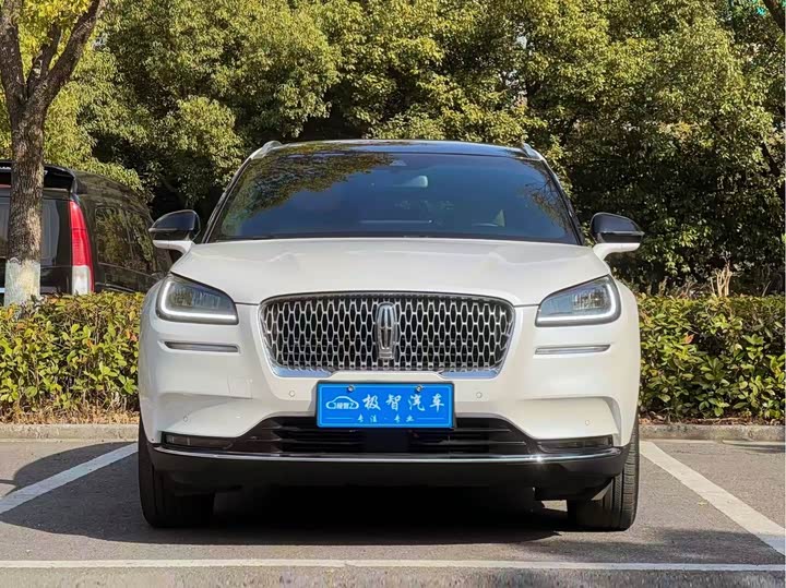 Фото 2 - Lincoln Corsair