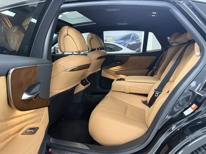 Фото 4 - Lexus LS