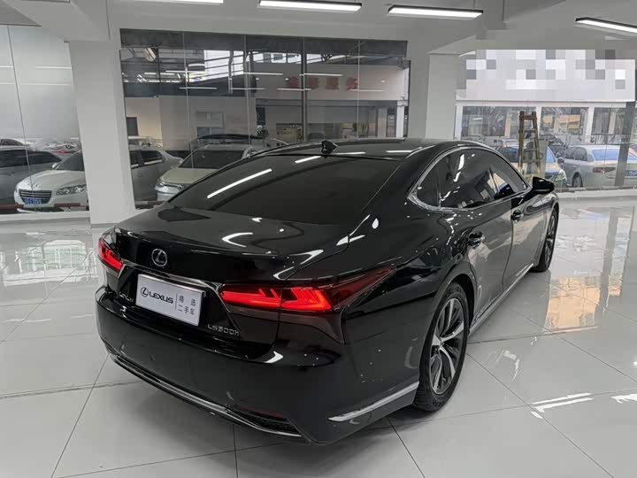 Фото 7 - Lexus LS