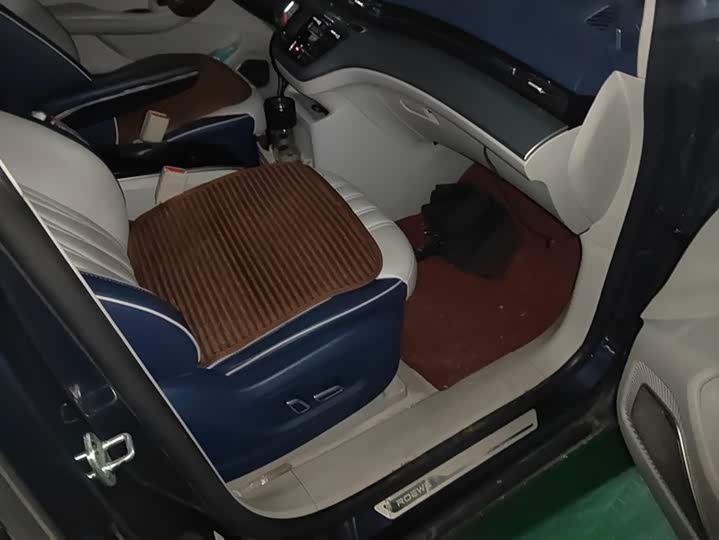 Фото 8 - Roewe iMax 8