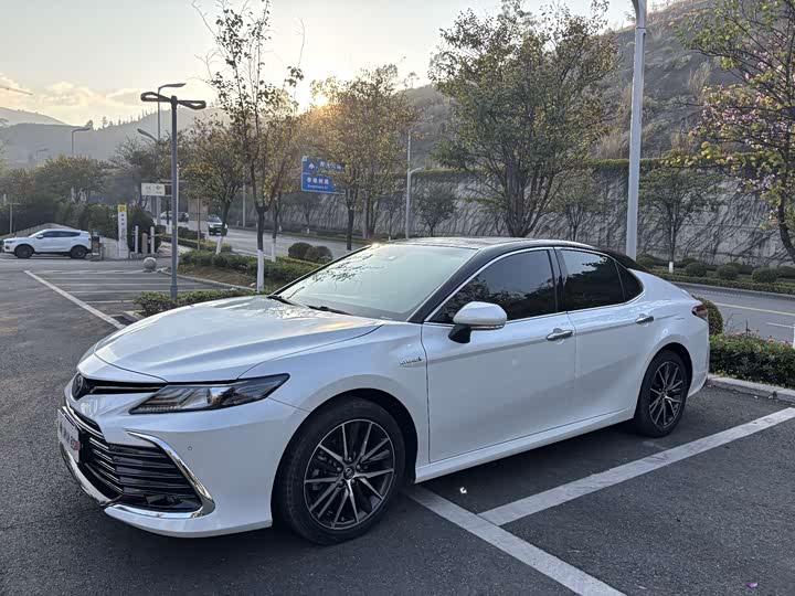 Фото 1 - Toyota Camry