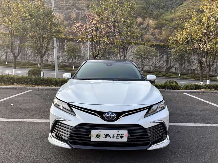Фото 2 - Toyota Camry