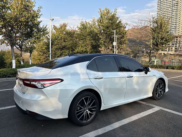 Фото 4 - Toyota Camry