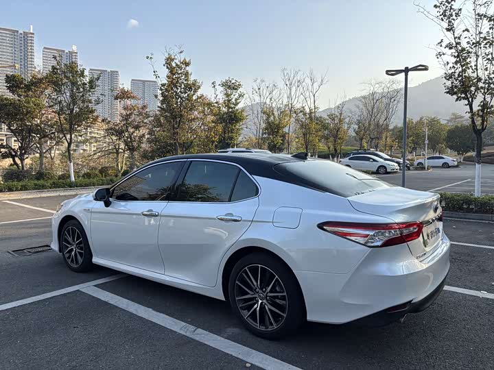 Фото 6 - Toyota Camry
