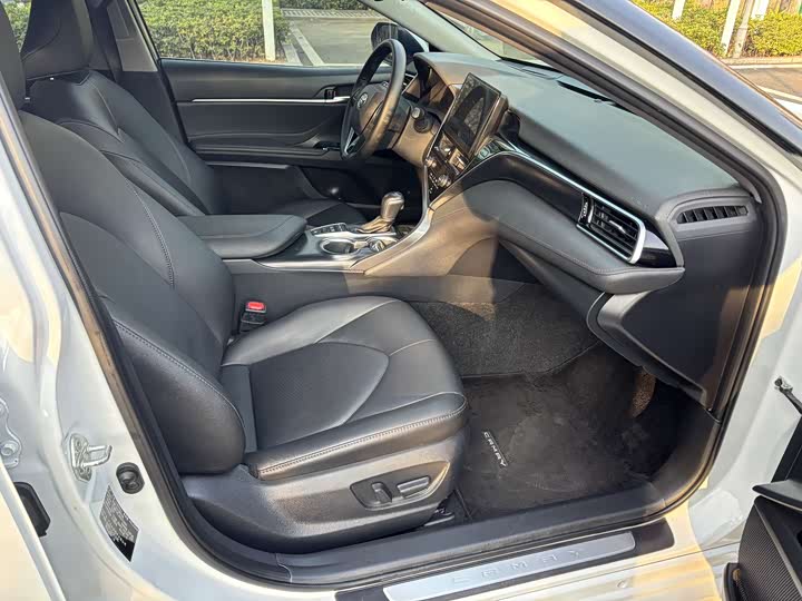 Фото 7 - Toyota Camry