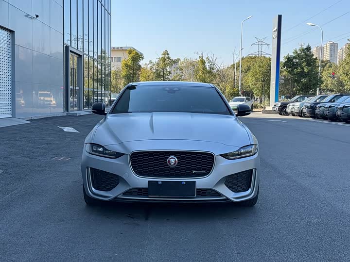 Фото 2 - Jaguar XE L