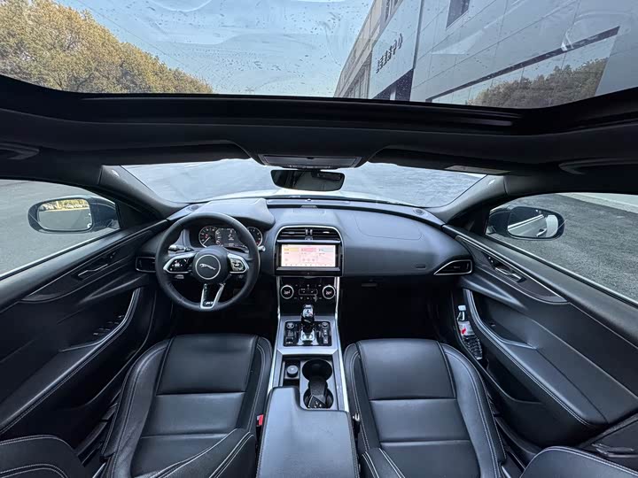 Фото 4 - Jaguar XE L