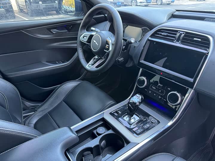 Фото 6 - Jaguar XE L