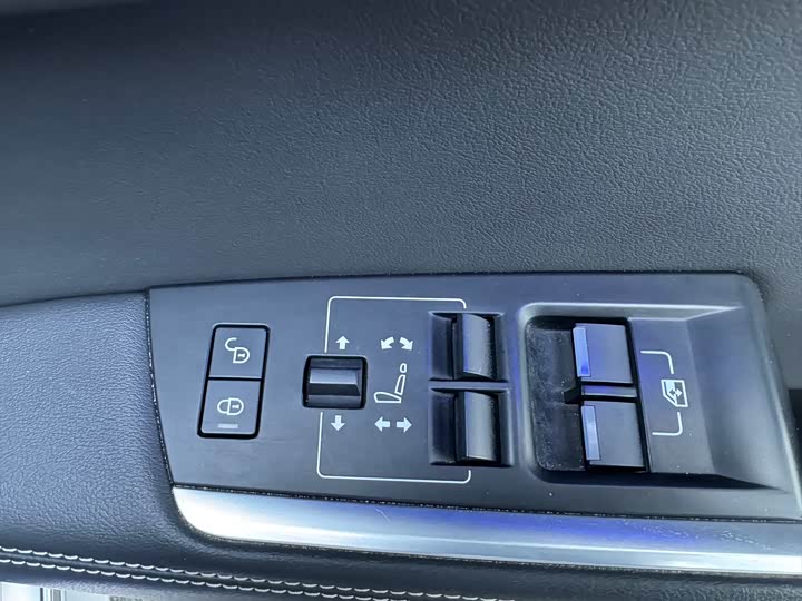 Фото 8 - Jaguar XE L