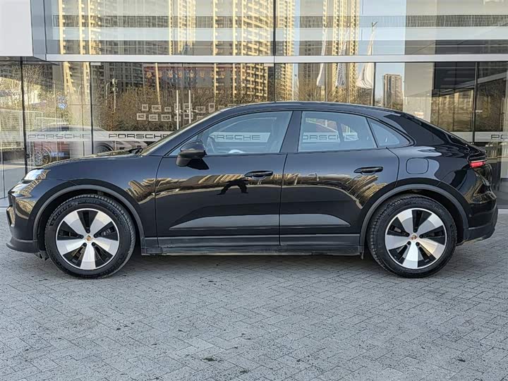 Фото 3 - Porsche Macan EV