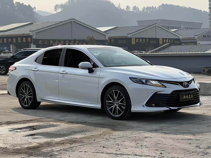 Фото 2 - Toyota Camry