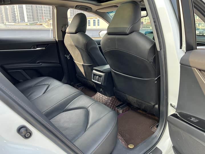 Фото 9 - Toyota Camry