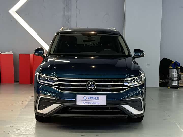 Фото 2 - Volkswagen Tiguan L Pro