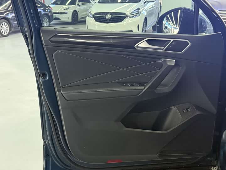 Фото 8 - Volkswagen Tiguan L Pro